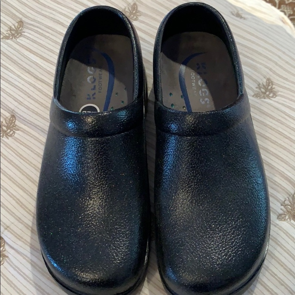 Like new Klogs shoes size 6